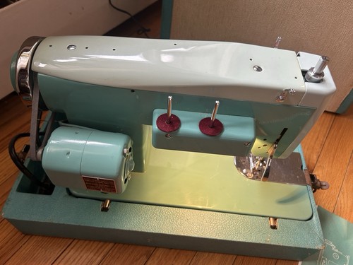 Vintage White Zigzag Sewing Machine w Pedal Case Manual MOD 2335 Turquoise VIDEO - Picture 17 of 22