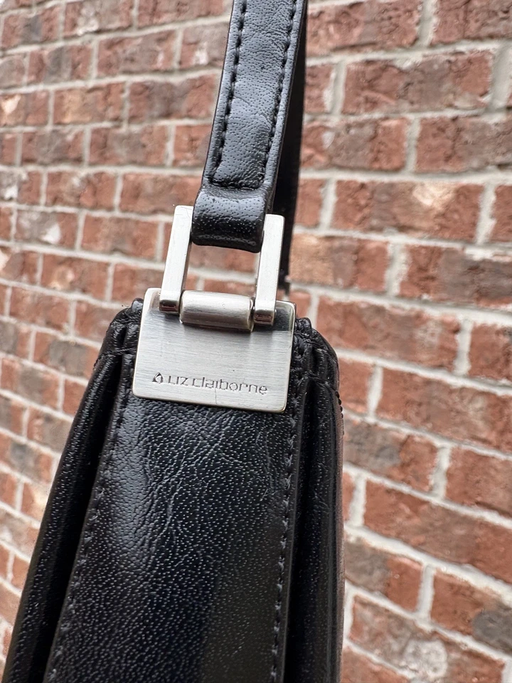 Cartera pequeña de cuero sintético negra Liz Claiborne Foto 3 de 4