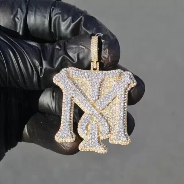 Ciondolo lettera "TM" uomo moissanite taglio tondo 4 ct personalizzato placcato oro giallo 14 carati