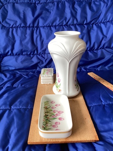 Royal Schwabap Holland 1984 Tulip Pattern 9" Vase, 3.5" Trinket Box & 6.25" Tray - Picture 4 of 13