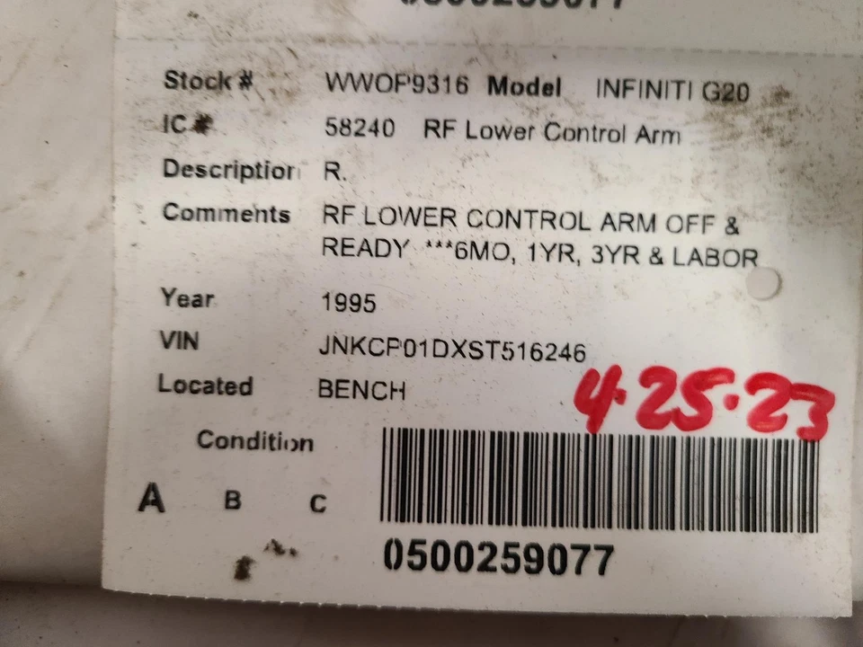 Brazo de control inferior delantero derecho usado delantero se adapta a: Infiniti g20 1995 Foto 3 de 4