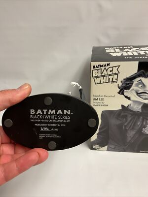 DC Direct - Batman Black & White Statue - Jim Lee & James Shoop