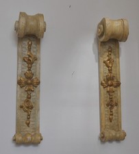 1 Paar Lisenen, je 72 cm hoch, holz geschnitzt, 18. Jh., Fassung restauriert