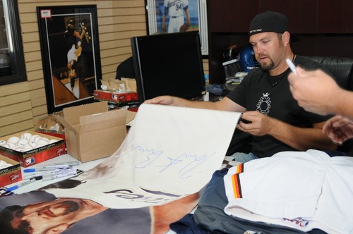 Heath Bell Signed 2010 Padres Petco Park 3'x9' Baseball Stadium Banner PSA/DNA - Picture 8 of 24