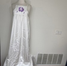 Vintage Natori White Floral Embroidered Long Chemise Nightie Size Medium EUC