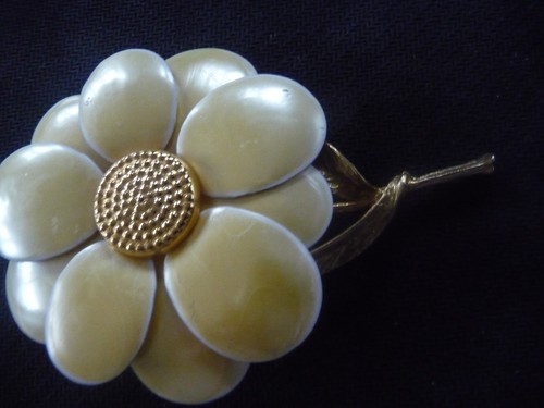 VINTAGE BIG 31/2." PALE YELLOW ENAMEL FLOWER BROOCH / CORSAGE 1960'S - 第 8/10 張圖片