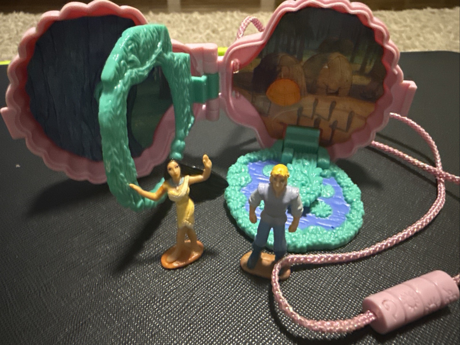 POLLY POCKET Bluebird Disney POCAHONTAS - JOHN SMITH Figures Necklace Locket