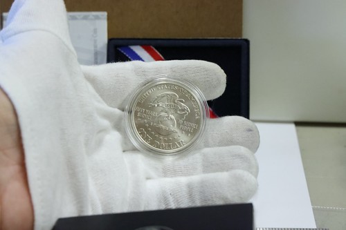 1991 USO Silver Dollar US Mint Commemorative $1 Coin UNC - Picture 4 of 4