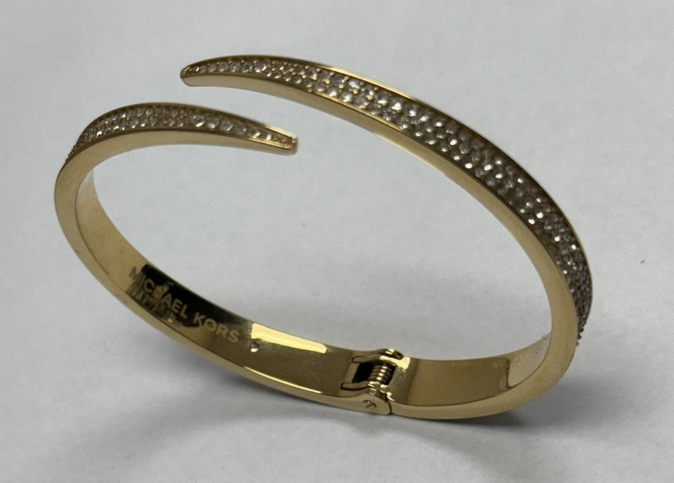 Pulseira dobradiça palito fósforo cristal pavê tom dourado Michael Kors - Imagem 3 de 4
