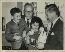 1963 Press Photo Magician entertains children at Kiwanis Club event in New York