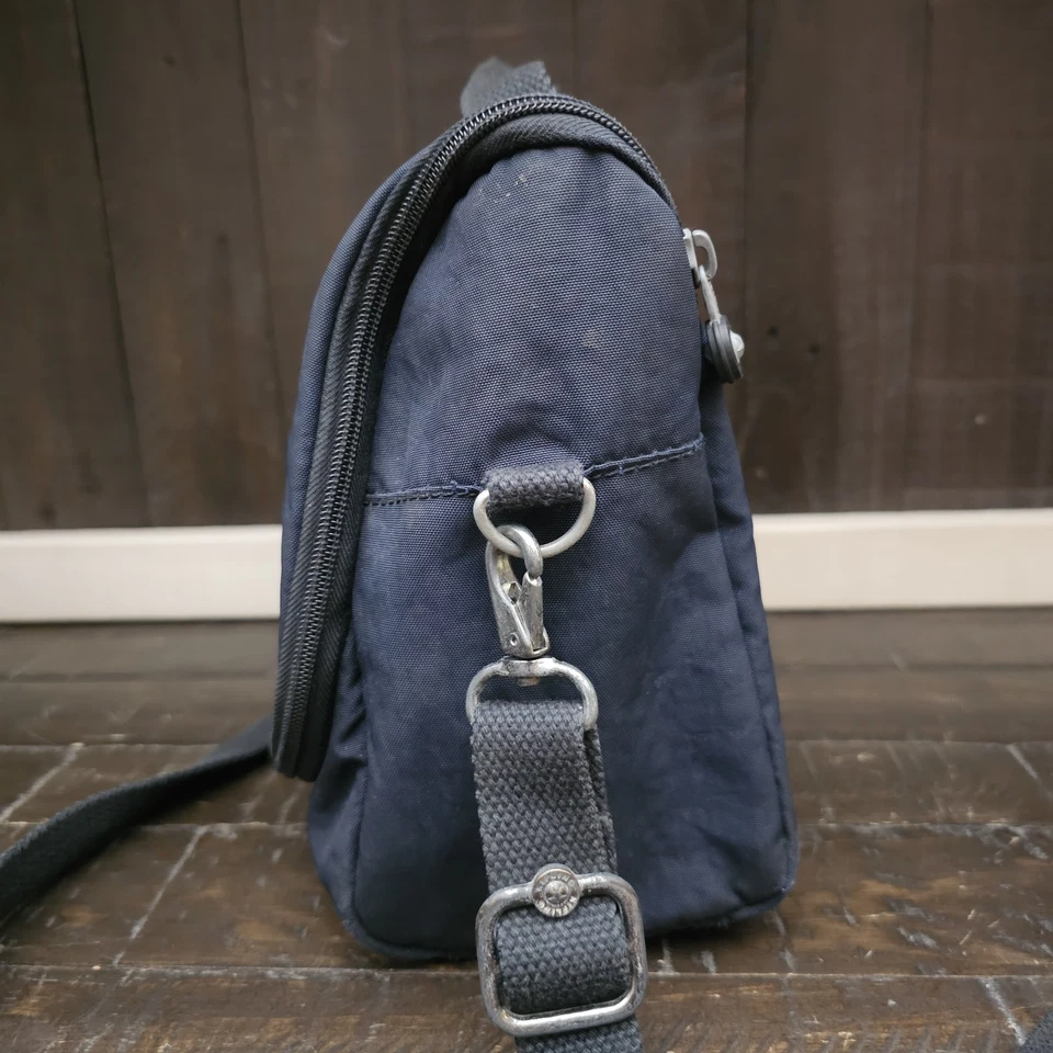 Bolsa de almuerzo aislada Kipling Kichirou azul nailon cremallera alrededor de la correa para el hombro Foto 3 de 4