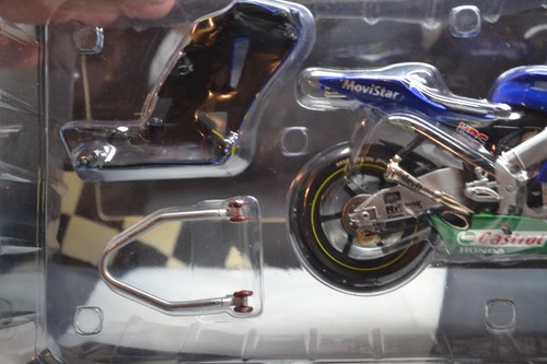MINICHAMPS - 2004 MOTO GP HONDA RC211V - SETE GIBERNAU - 1/12 SCALE MODEL BIKE - Picture 7 of 10