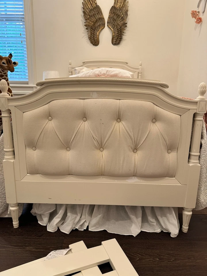 Cama tapizada y rieles protectores Pottery Barn Kids Blythe doble blanco francés Foto 4 de 4