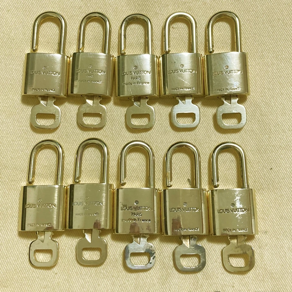 LOUIS VUITTON LV 10 КОМПЛЕКТ ЗАМОК КЛЮЧ ПОДВЕСКА CADENA ПОЗОЛОЧЕННЫЙ ФРАНЦИИ 31PDA301 - Изображение 2 из 4