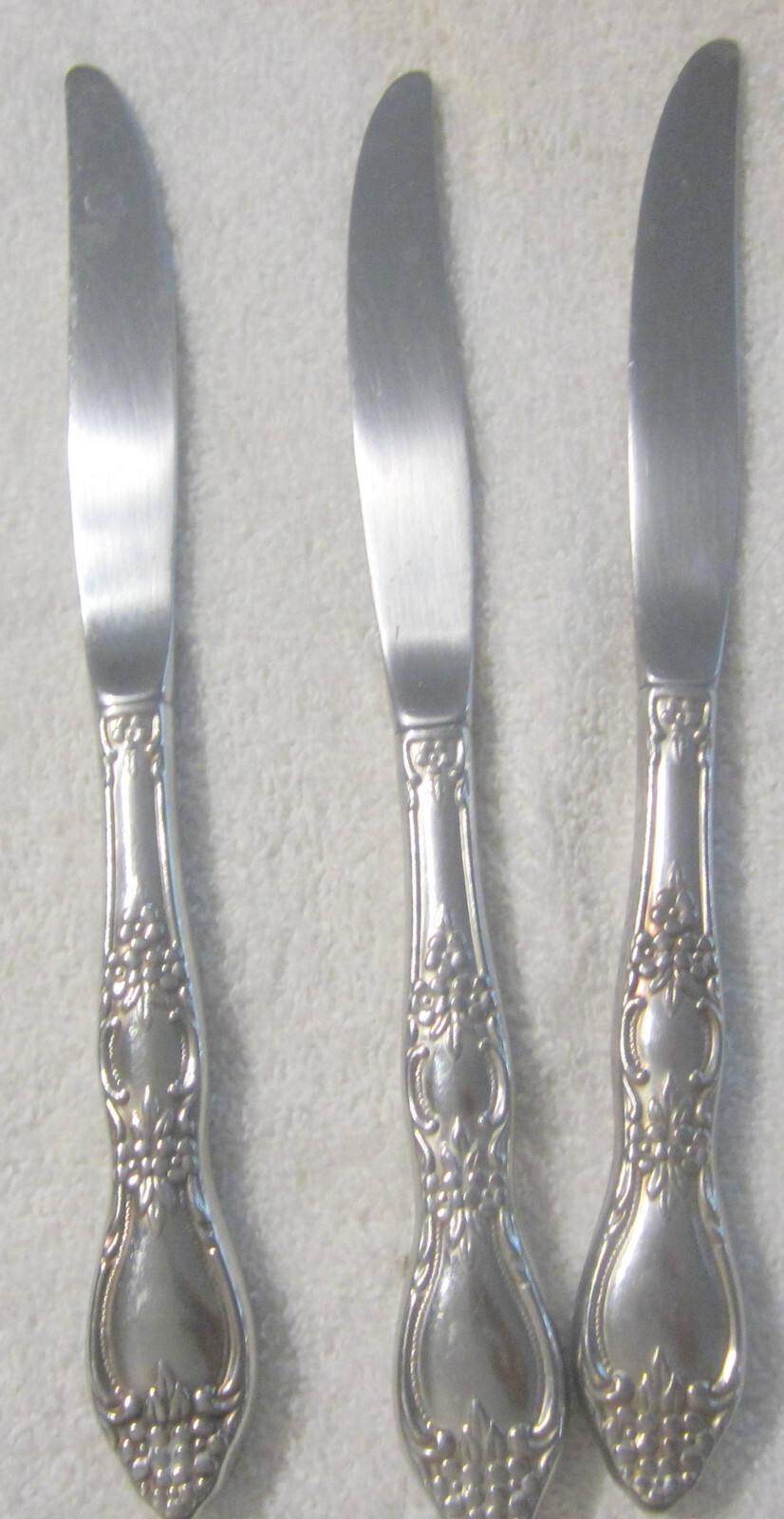 3 lot Wm Rogers Deluxe Stainless Oneida Ltd Huntington dinner knives knife VTG