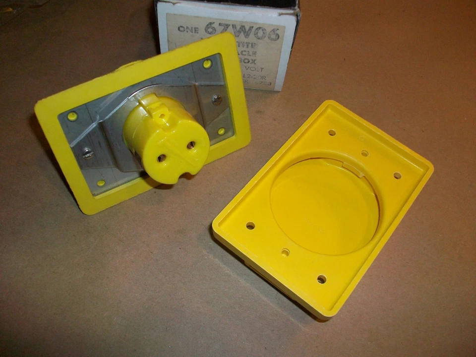 Woodhead Watertite 露台 67W06 20amp 250v 全新带盒 — 第 2/3 张图片