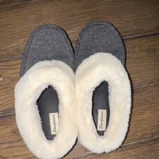 Dearfoams Women  s US 9 Gray/White Clog Slip-On Slippers Faux Fur Trim