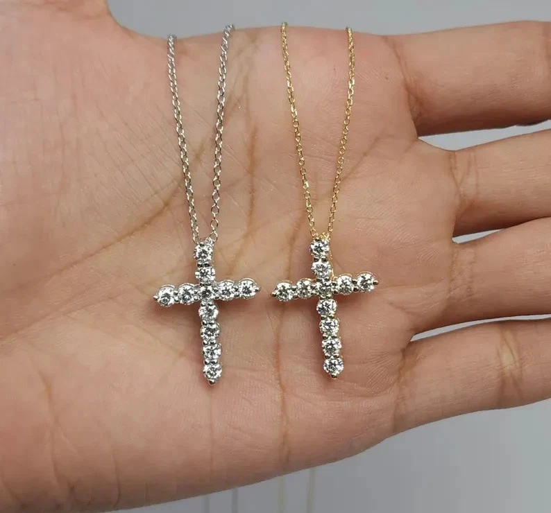Collar colgante de cruz de diamantes cultivados en laboratorio VS1/G de corte redondo de 2 quilates de oro amarillo de 14 quilates Foto 3 de 4