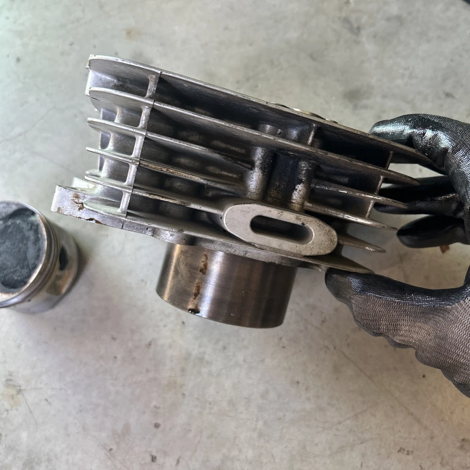 Jarra de cilindro Suzuki GZ250 1999-2010 con diámetro de culata de pistón Foto 4 de 4