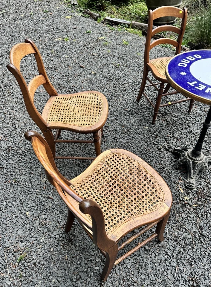 Juego de cinco sillas auxiliares vintage de caña marrón campestre francés Foto 2 de 4