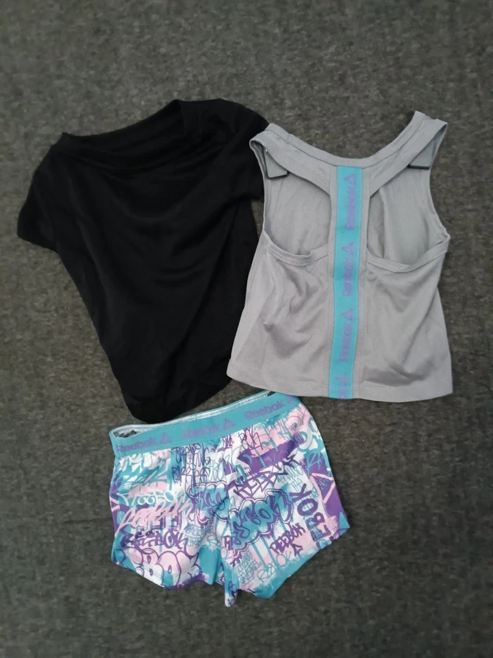 Conjunto de 3 camisetas sin mangas y pantalones cortos Reebok para niñas pequeñas 18M púrpura y azul Foto 2 de 4