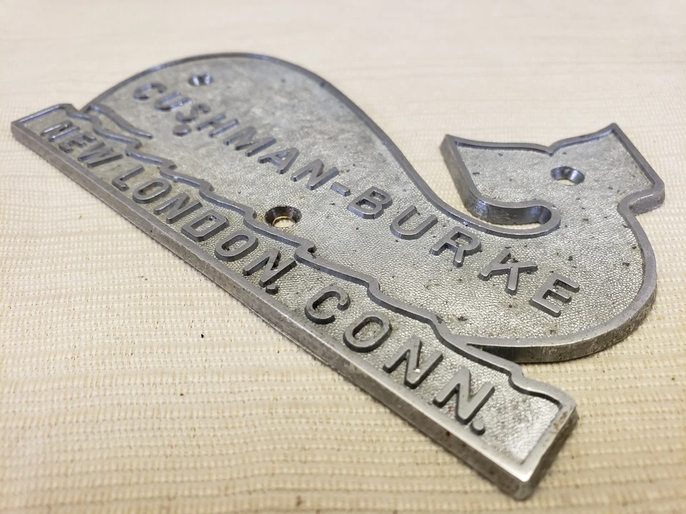 Placa emblema ballena metal cromado concesionario CUSHMAN-BURKE New London, CT vintage Foto 3 de 4