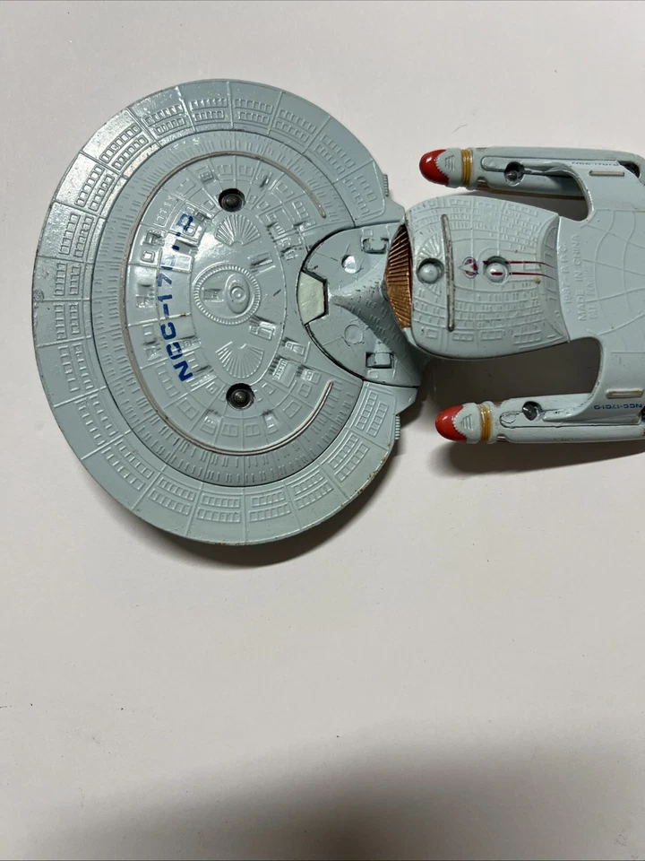 Star Trek Die Cast USS Enterprise Starship 1988 The Next Generation (used) - Image 2 of 4