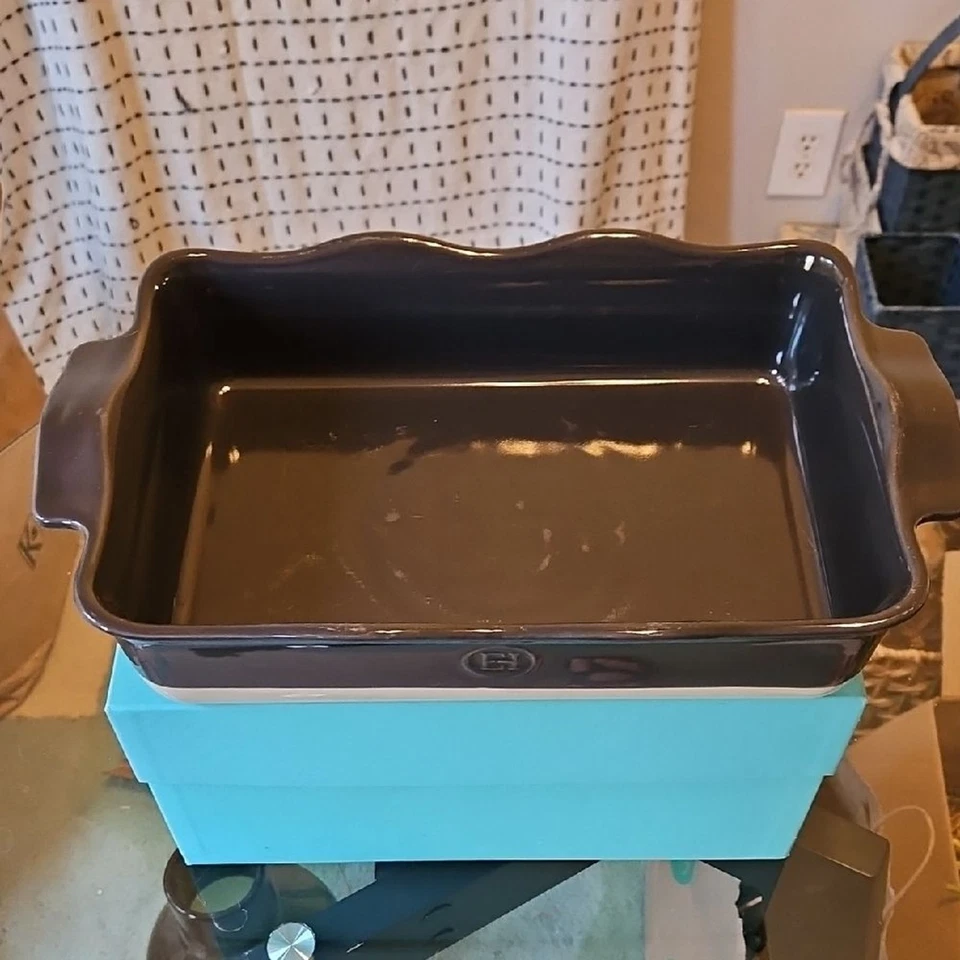 Panadero rectangular con volantes de cerámica francesa Emile Henry grande en gris oscuro Foto 4 de 4