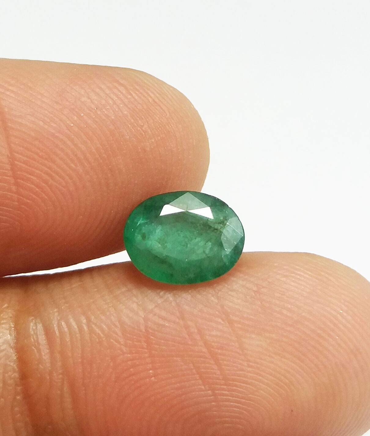 Gemas extraídas de tierra de buena calidad verde esmeralda ovalada de corte o...