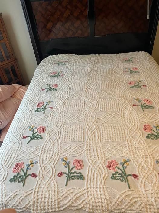 Vtg 1950s Chenille Bedspread Queen/King Cottage Floral Tufted 94x106