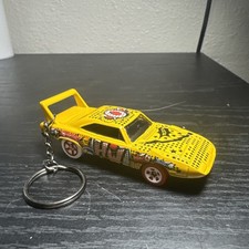 1970 Plymouth Superbird Yellow Keychain 1:64 Diecast Hot Wheels Matchbox Gift