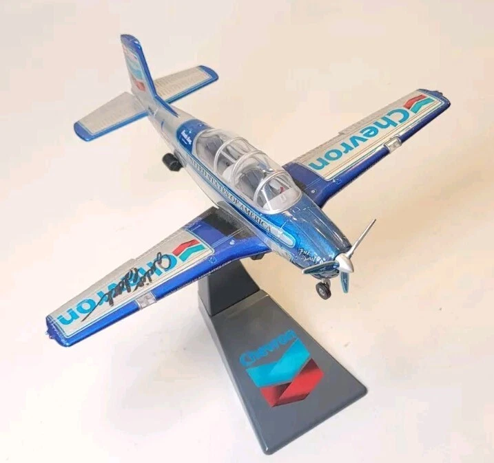 Avión diecast Chevron Mentor Beechcraft T-34 Free Spirit firmado por Julie Clark Foto 2 de 4