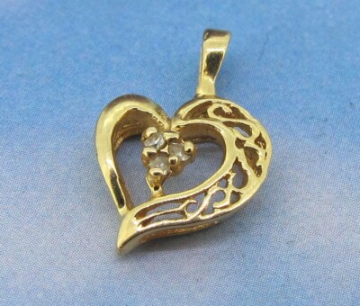 14 Karat Gelbgold Anhänger in Herzform mit drei kleinen echten Diamanten