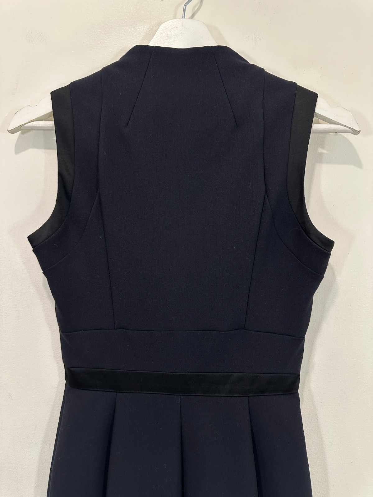 Cue Dress Women AU 6 Black Knee Length Front Zip Lined Stretch Like New Aus Made image 8