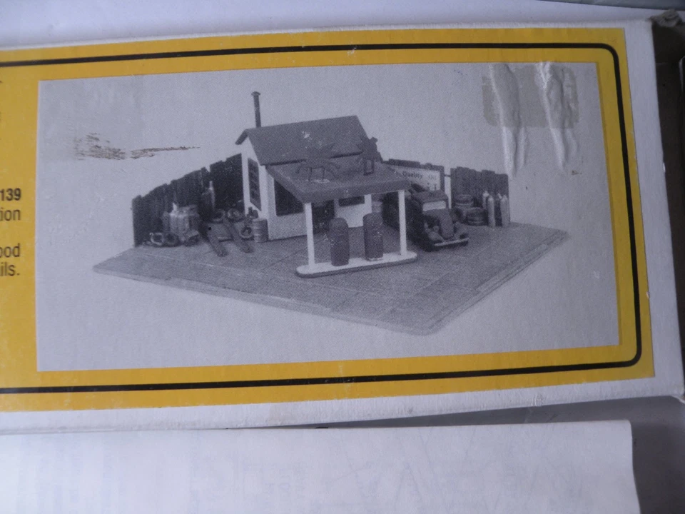 Micro Engineering 65-139 N 1940s Gas Station with Tow Truck Kit New Open Box - Image 2 of 4