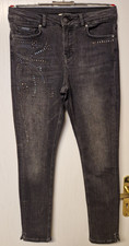 Sarah Kern 5-Pocket Jeans schwarz stonewashed mit Strass-Nieten-Emblem Gr. 40 M