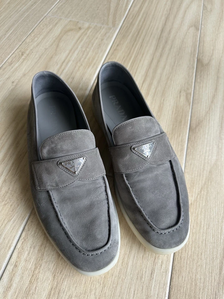 Mocasines sin cordones de gamuza Prada con detalle de logotipo Foto 2 de 4