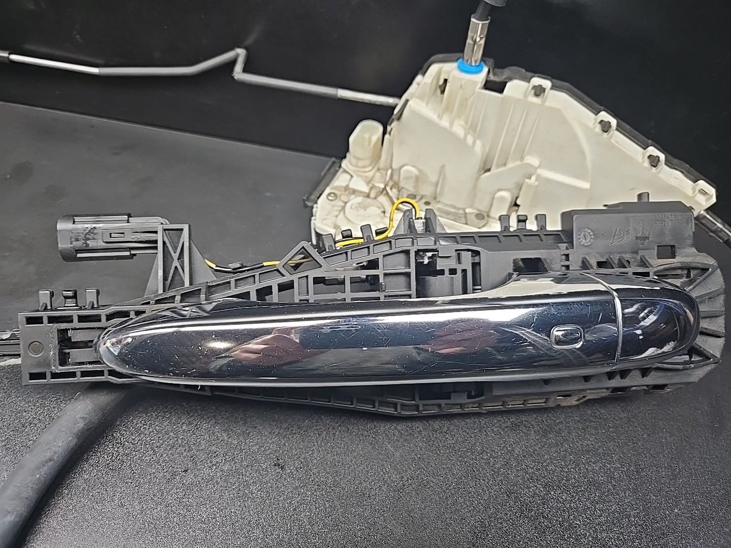 2014-2019 MASERATI GHIBLI S RIGHT PASSENGER FRONT EXTERIOR DOOR HANDLE LOCK OEM.