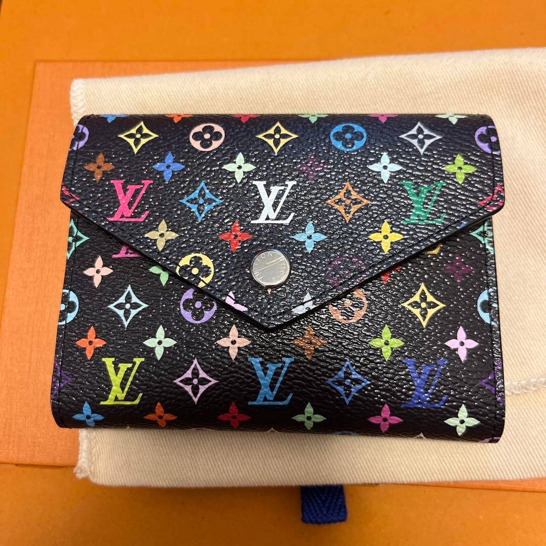LOUIS VUITTON モノグラム PORTFOLIO VICTORINE ☆ フューシャ Louis Vuitton Murakami Multicolor Portefeuille Victorine