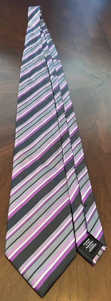Corbata de cuello Stafford Performance gris púrpura hecha a mano de seda para hombre hecha en China Foto 3 de 4