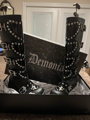 Demonia Brand Shaker Platform boots womens 9 Mint In Box