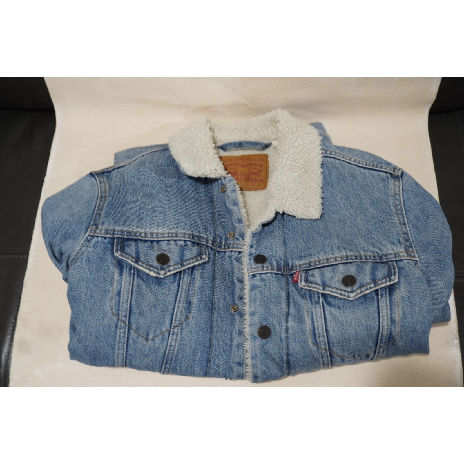 Levi’s Premium Men’s Sherpa-Lined Denim Trucker Jacket Blue size SMALL - product detail image 2