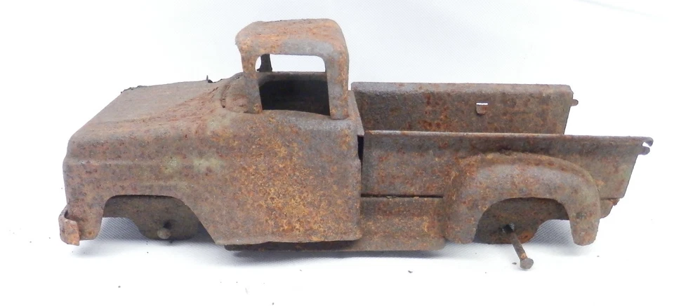 Metal oxidado que solía ser una camioneta pickup Tonka Stepside 1958-1959 Foto 4 de 4