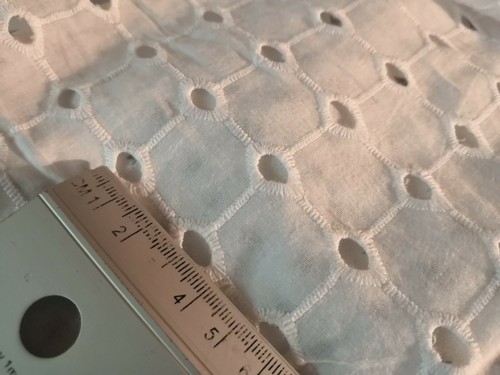 beau tissu broderie anglaise col blanc 100% coton vente au demi metre - Photo 2/2