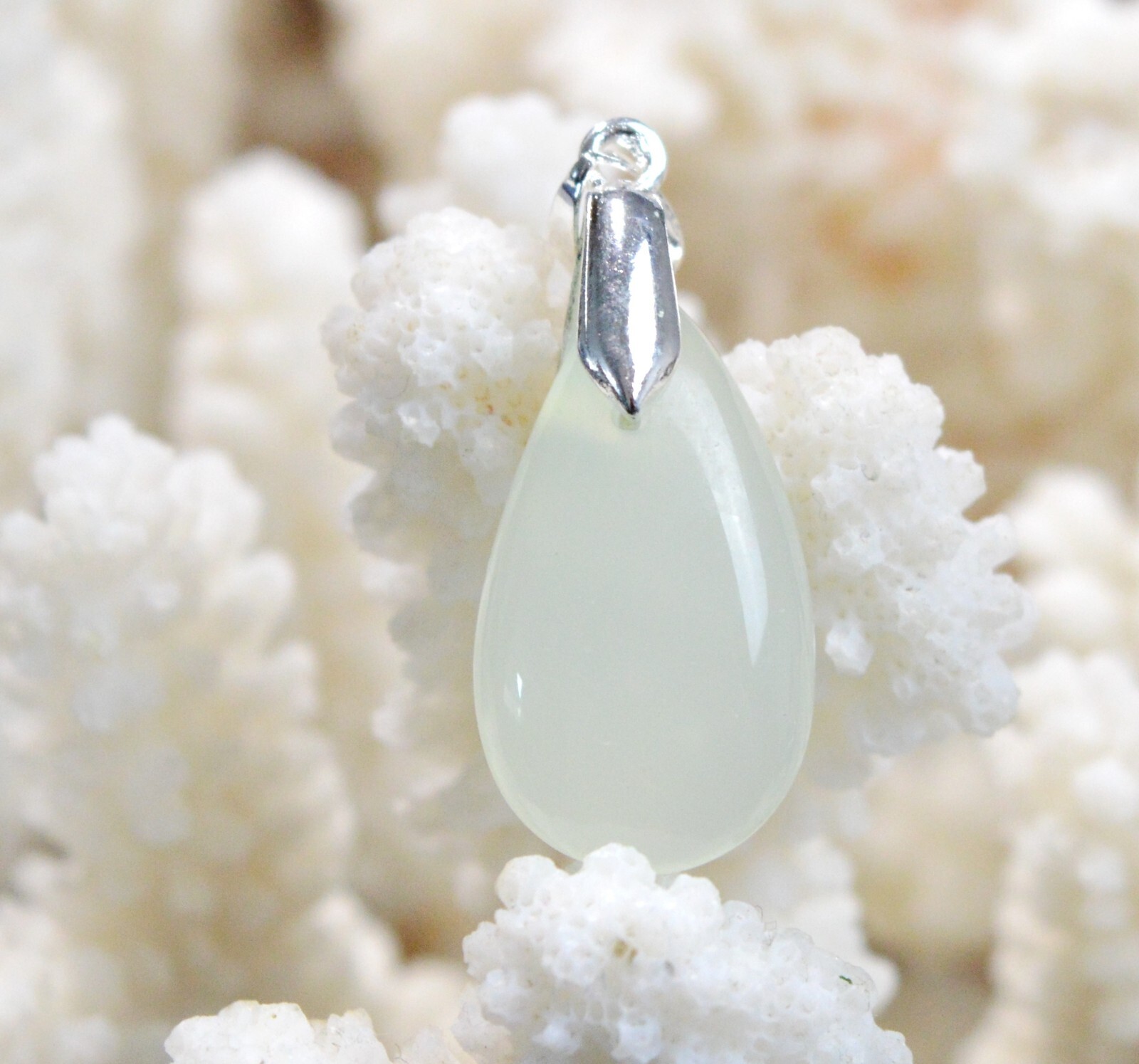 Pendentif en calcédoine véritable de 16 carats taillée en cabochon unique