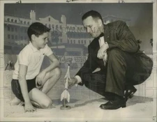 1959 Press Photo John S. Harrison show Barry Weinstein how to launch rocket