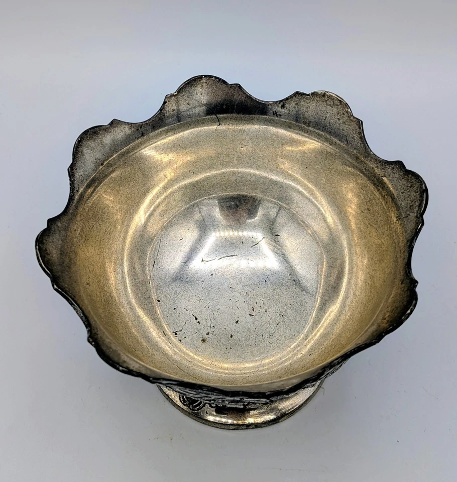 Antiga tigela floral Kutch prata indiana Repoussé com marca de leão e escudo - Imagem 3 de 4