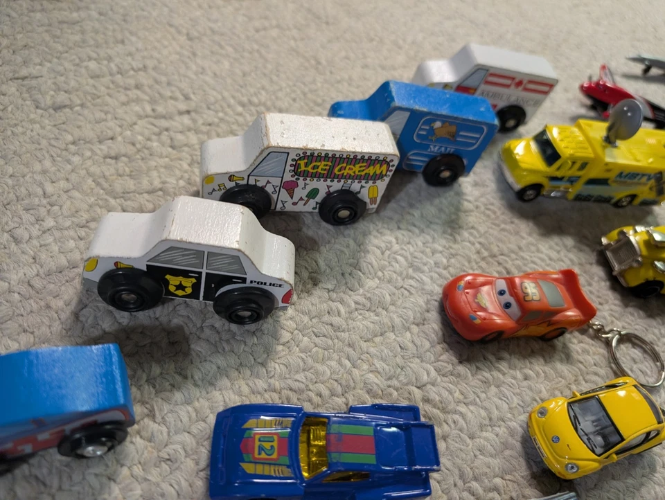 Lote 102 Hot Wheels Matchbox Skybusters Aviones Letreros de Madera Ferrari Corvette Foto 4 de 4