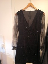 Schwarzes Glitzerkleid mit transparenten Ärmeln