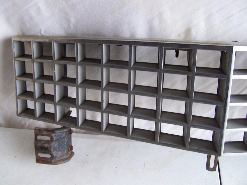 ORIGEM 75 76 GM CADILLAC DeVILLE CONJUNTO DE GRADE FRONTAL SUPERIOR COM SUPORTES BOM - Imagem 3 de 3